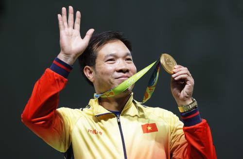 Xạ thủ Hoàng Xuân Vinh với tấm Huy chương vàng đáng giá nội dung súng ngắn hơi 10m tại Olympic 2016.